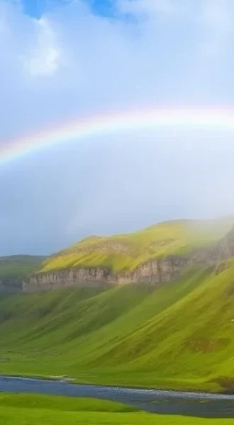 Regnbogi yfir grænum akri – Vefsmiðir hanna einfaldar og hagkvæmar vefsíður fyrir lítil og meðalstór fyrirtæki á Íslandi.